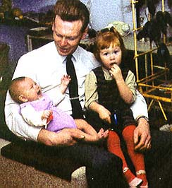 Sonja och Solveig i pappas famn